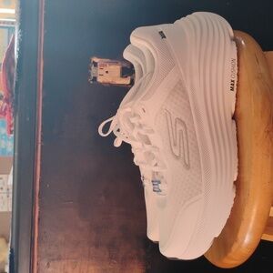 NWT Skechers Woman Max Cushioning E. Shoes